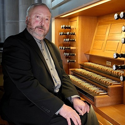 Hans-Dieter Karras am Spieltisch der Führer-Orgel der Klosterkirche Riddagshausen