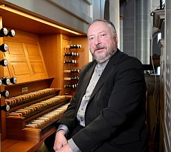 Karras am Spieltisch der Führer-Orgel in der Klosterkirche Riddagshausen