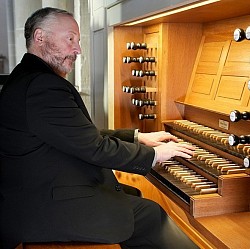 Karras am Spieltisch der Führer-Orgel in der Klosterkirche Riddagshausen