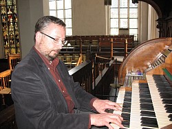 Karras am Spieltisch der Sauer Orgel der Thomaskirche Leipzig