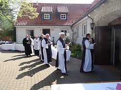 Die Männerschola beim Pilgern in Veltheim/Ohe