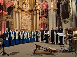 Frauen- und Männerschola im Hohen Chor der Klosterkirche 2023