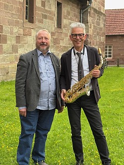 Karras und Lustermann vor der Klosterkirche Fredelsloh
